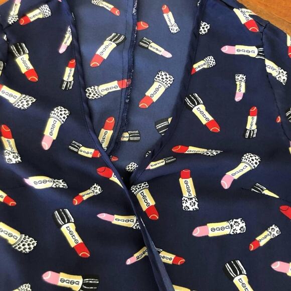 Bebe Wrap Top W Lipstick Print. Double Flounce Peplum & Sleeves. 100% Poly NWOT - Picture 4 of 4